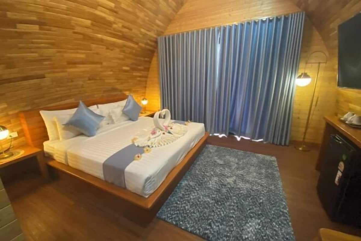 Premium bedding, free minibar items, in-room safe, blackout curtains