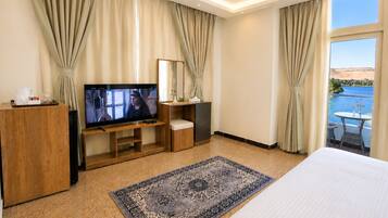 Superior Room | Minibar, in-room safe, desk, blackout drapes