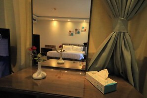 Minibar, in-room safe, desk, blackout drapes - Blue Lotus Nile Suites Hotel Aswan (Aswan)