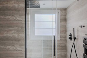 Apartament | Bany | Assecador de cabells, tovalloles i xampú 