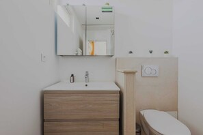 Bathroom - Charming Studio - 2P - Courcelles (Paris)