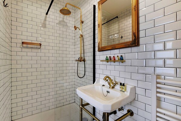 Apartment | Bathroom | Towels, toilet paper