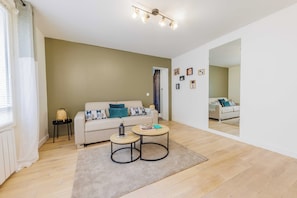 Apartment | Living area - Authentic Studio - 2P - Eiffel Tower (Paris)