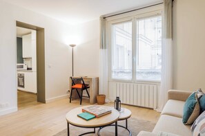 Apartment | Living area - Authentic Studio - 2P - Eiffel Tower (Paris)