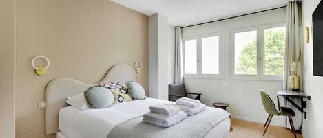 1 habitación y espacio para trabajar con laptop