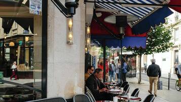 Apartment | Outdoor dining