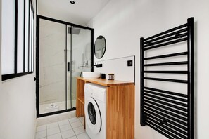 Apartment | Bathroom | Hair dryer, towels, shampoo - Chic Studio A/C - 2P - Le Marais (Paris)