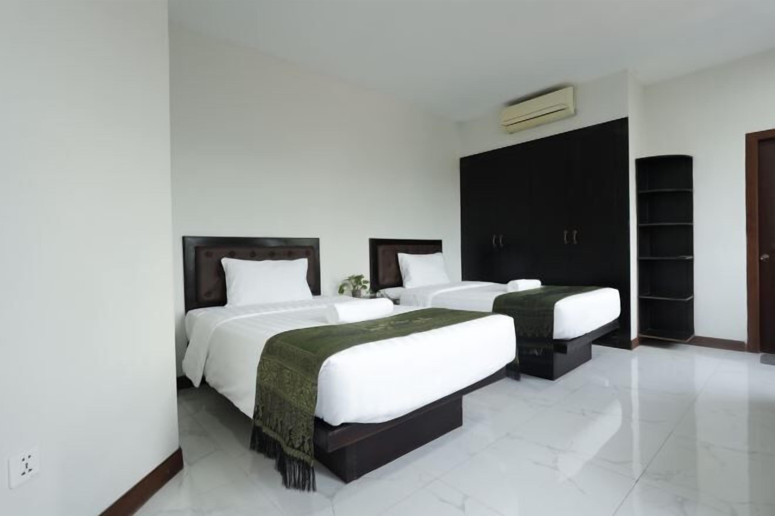 Desk, laptop workspace, free WiFi