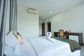 Phòng đôi hoặc 2 giường đơn phong cách cổ điển | Bàn, khu vực làm việc phù hợp cho laptop