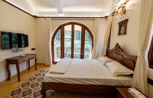 Quarto luxo, sacada, vista para o jardim | Wi-Fi de cortesia