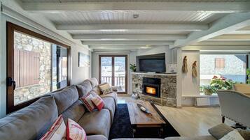 Una televisión, una chimenea