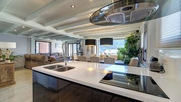 Frigorífico, microondas, horno y placa de cocina