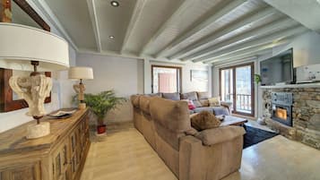 Una televisión, una chimenea