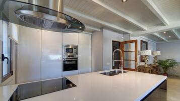 Een koelkast, een microgolfoven, een oven, een kookplaat