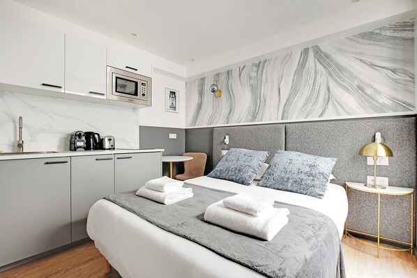 Apartment | 1 bedroom, laptop workspace, iron/ironing board, bed sheets