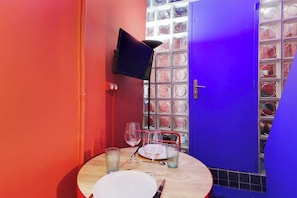 Apartment | Dining - Cosy, Colourful Studio for 2 - Heart of "marais" (Paris)