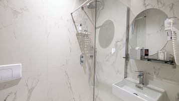 Secador de pelo, toallas, shampoo
