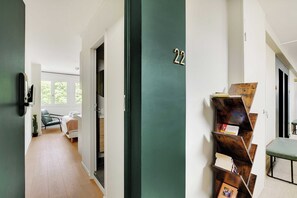 Departamento | Espacio para trabajar con laptop y tabla de planchar con plancha 