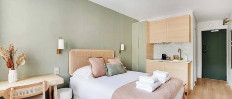 Laptopgeeigneter Arbeitsplatz, Bügeleisen/Bügelbrett, Bettwäsche