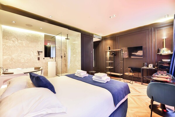 1 habitación, tabla de planchar con plancha y ropa de cama