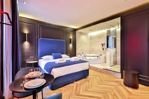 1 habitación, tabla de planchar con plancha y ropa de cama