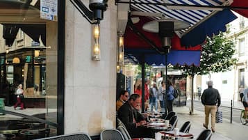 Apartment | Outdoor dining