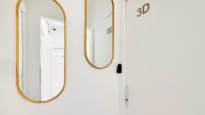 Two mirrors with gold frames on a white wall, a door with a handle, and a sign with "3D" on it. - Modern Sutdio for 2 With A/C - Near Montmartre (Paris)