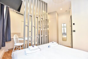 شقة | 1 غرفة نوم ومساحة عمل للكمبيوتر المحمول ومكواة/لوح كي