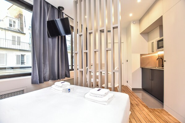 شقة | 1 غرفة نوم ومساحة عمل للكمبيوتر المحمول ومكواة/لوح كي