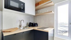 A compact kitchen with a microwave, sink, and coffee makers. - Cosy Studio With AC -2p- Sacra-coeur Montmartre (Paris)