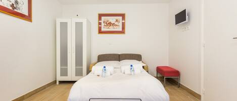 Apartment | 1 bedroom, bed sheets