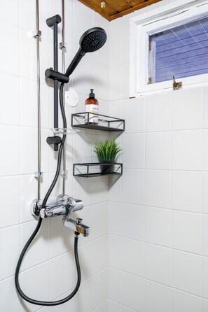 Dusche, umweltfreundliche Kosmetikartikel, Haartrockner, Handtücher