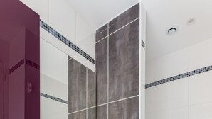A modern bathroom with a vanity, a mirror, and a shower area. - Magnificent Studio - 2P - Next to Paris (Malakoff)