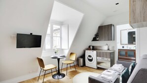Un apartamento moderno con comedor, cocina y sala de estar.