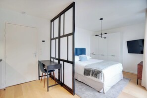 Apartment | Laptop workspace, iron/ironing board, bed sheets - Studio Sleek & Refined - Levallois-perret (Levallois-Perret)