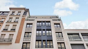 Unclassified image, 4 of 9, button - Studio Sleek & Refined - Levallois-perret (Levallois-Perret)