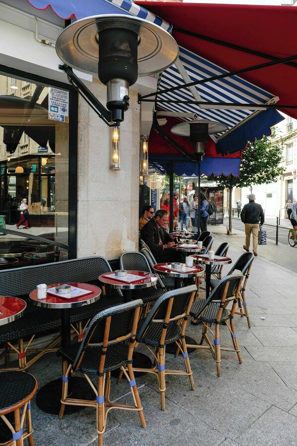 Apartment | Outdoor dining