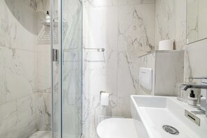 Lejlighed | Badeværelse | Hårtørrer, håndklæder, Shampoo