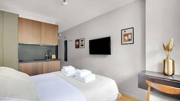 Apartemen | Ruang kerja ramah laptop, setrika/meja setrika, dan seprai linen