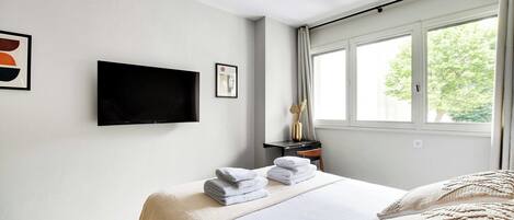 Apartment | Laptop workspace, iron/ironing board, bed sheets