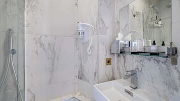 Apartamento | Baño | Secador de pelo, toallas y champú