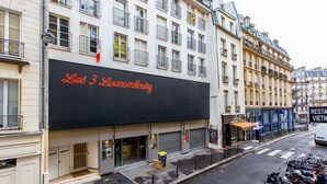 Um edifício com uma grande placa na fachada que diz "Les 3 Lunesberg".