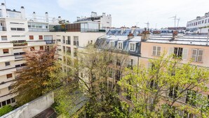 A multi-story residential building with balconies and a mix of architectural styles. - Superbe Studio - 4P - Trocadero (Paris)