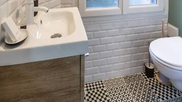 Apartment | Bathroom | Hair dryer, towels