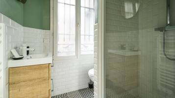 Apartment | Bathroom | Hair dryer, towels