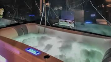 Indoor spa tub