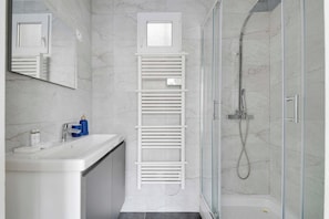 Apartment | Bathroom | Hair dryer - Beautiful Studio - 2P - Parc de Belleville (Paris)