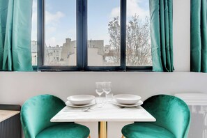 Apartment | Dining - Beautiful Studio - 2P - Parc de Belleville (Paris)