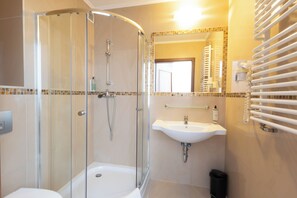 Standard Double Room, Penyaman udara | Bilik Mandi | Pancuran mandi, pengering rambut, tuala disediakan, sabun 
