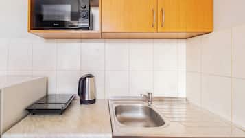 Economy Studio, 3 Single Beds | Private kitchen